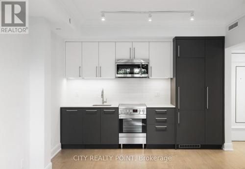 110 - 2 Clarendon Avenue, Toronto, ON - Indoor Photo Showing Kitchen