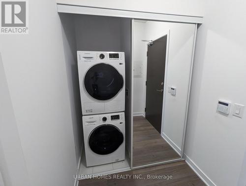 919 - 10 Honeycrisp Crescent, Vaughan, ON - Indoor Photo Showing Laundry Room