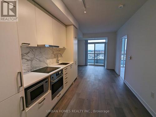 919 - 10 Honeycrisp Crescent, Vaughan, ON - Indoor Photo Showing Kitchen