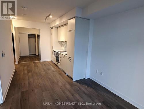 919 - 10 Honeycrisp Crescent, Vaughan, ON - Indoor Photo Showing Kitchen