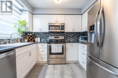 109 Main Street W, Grimsby, ON - Indoor Photo Showing Kitchen With Upgraded Kitchen