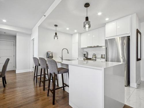 Cuisine - 1004-2855 Av. Du Cosmodôme, Laval (Chomedey), QC - Indoor Photo Showing Kitchen With Upgraded Kitchen