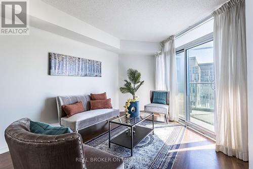 907 - 9 George Street N, Brampton, ON - Indoor Photo Showing Living Room