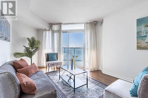 907 - 9 George Street N, Brampton, ON - Indoor Photo Showing Living Room