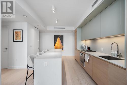 4X01 1289 Hornby Street, Vancouver, BC - Indoor Photo Showing Kitchen With Upgraded Kitchen