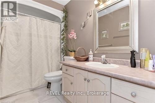 407 Vine Street, St. Catharines (442 - Vine/Linwell), ON - Indoor Photo Showing Bathroom