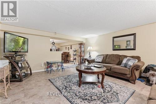 407 Vine Street, St. Catharines (442 - Vine/Linwell), ON - Indoor Photo Showing Living Room