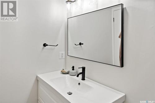 B3 385 Kingsmere Boulevard, Saskatoon, SK - Indoor Photo Showing Bathroom