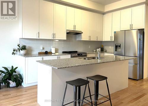 3086 Perkins Way, Oakville, ON - Indoor Photo Showing Kitchen With Double Sink With Upgraded Kitchen