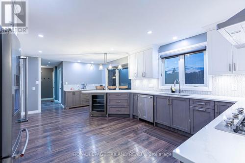 15117 Medway Road, Middlesex Centre (Arva), ON - Indoor Photo Showing Kitchen With Upgraded Kitchen