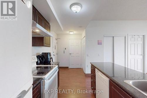 Ph06 - 15 Maplewood Avenue N, Toronto, ON - Indoor Photo Showing Kitchen