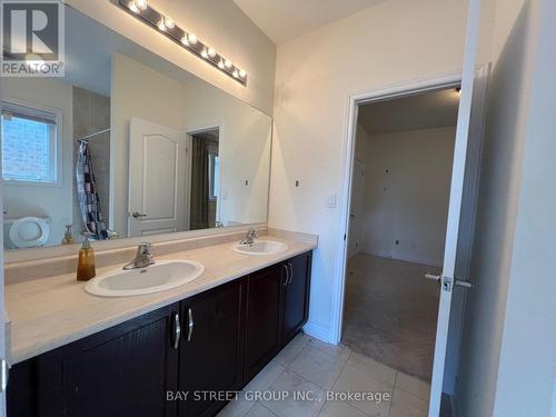 915 Ernest Cousins Circle, Newmarket, ON - Indoor Photo Showing Bathroom