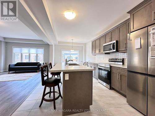 7266 Parkside Road, Niagara Falls (222 - Brown), ON - Indoor Photo Showing Kitchen With Stainless Steel Kitchen