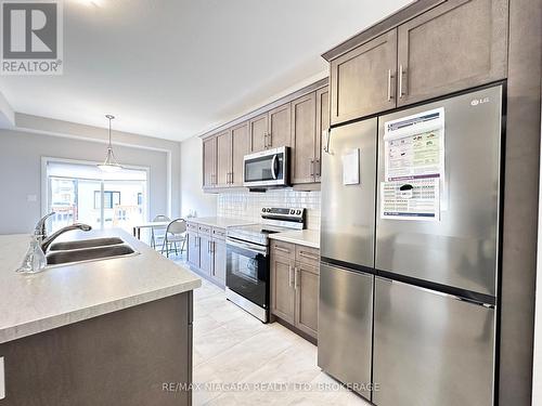 7266 Parkside Road, Niagara Falls (222 - Brown), ON - Indoor Photo Showing Kitchen With Stainless Steel Kitchen With Double Sink