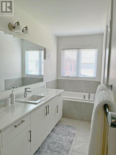 30 Floodgate Road, Whitby, ON - Indoor Photo Showing Bathroom