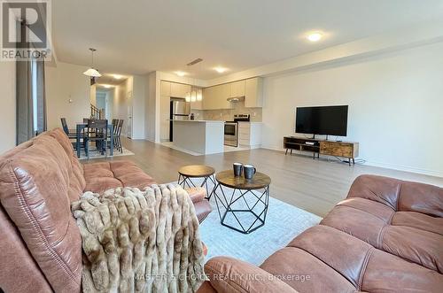 30 Floodgate Road, Whitby, ON - Indoor Photo Showing Living Room