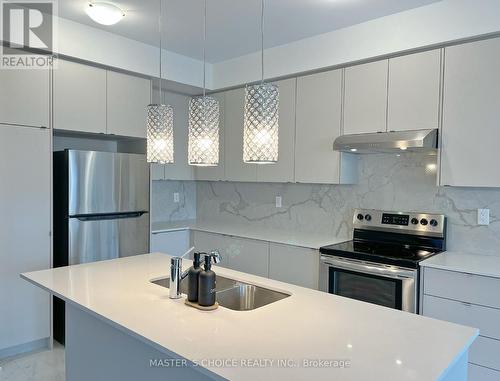 30 Floodgate Road, Whitby, ON - Indoor Photo Showing Kitchen With Upgraded Kitchen