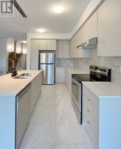 30 Floodgate Road, Whitby, ON - Indoor Photo Showing Kitchen With Double Sink With Upgraded Kitchen