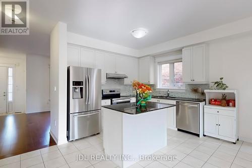 213 Paradelle Drive, Richmond Hill, ON - Indoor Photo Showing Kitchen