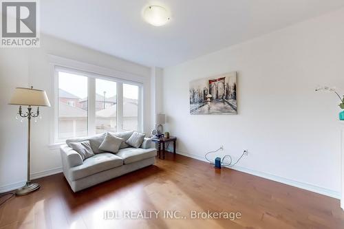 213 Paradelle Drive, Richmond Hill, ON - Indoor Photo Showing Living Room