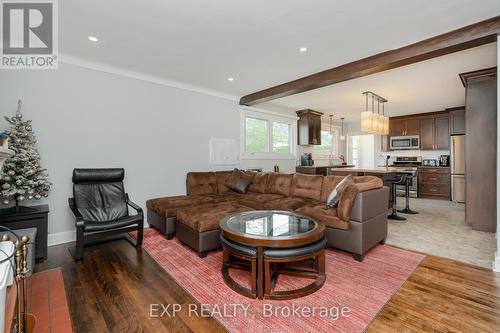 774 Cork Street, Ottawa, ON - Indoor Photo Showing Living Room