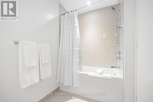 5511 - 3900 Confederation Parkway, Mississauga (City Centre), ON - Indoor Photo Showing Bathroom