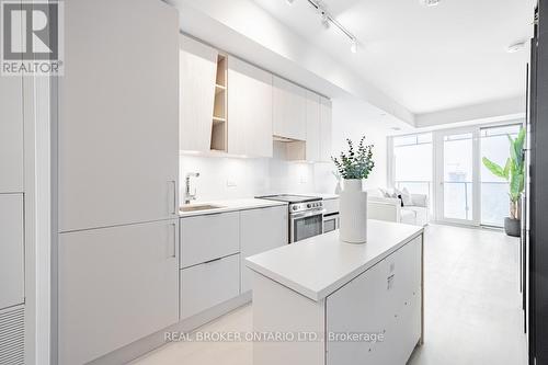 5511 - 3900 Confederation Parkway, Mississauga (City Centre), ON - Indoor Photo Showing Kitchen