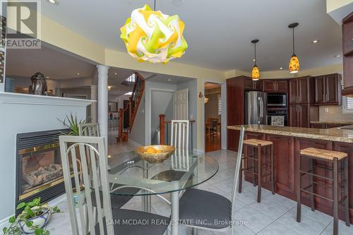 7350 Black Walnut Trail, Mississauga, ON - Indoor Photo Showing Dining Room