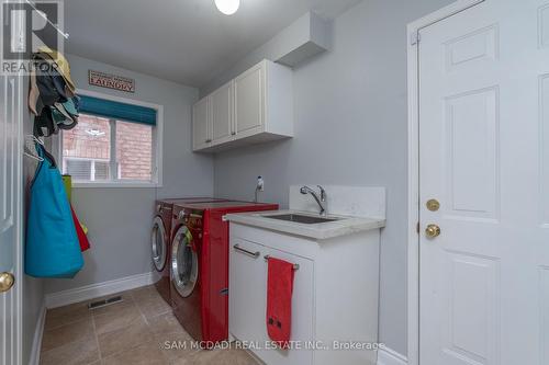 7350 Black Walnut Trail, Mississauga, ON - Indoor Photo Showing Laundry Room