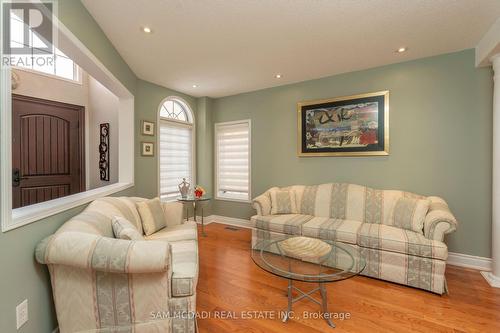 7350 Black Walnut Trail, Mississauga, ON - Indoor Photo Showing Living Room