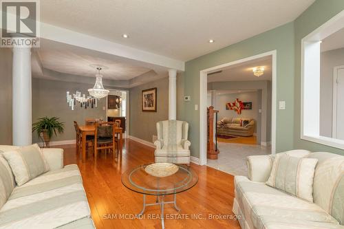 7350 Black Walnut Trail, Mississauga, ON - Indoor Photo Showing Living Room