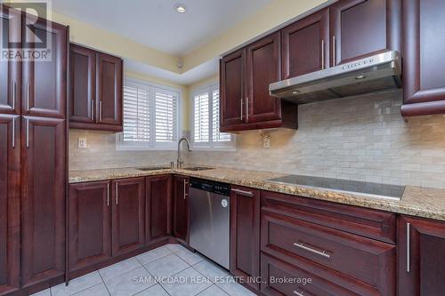 7350 Black Walnut Trail, Mississauga, ON - Indoor Photo Showing Kitchen