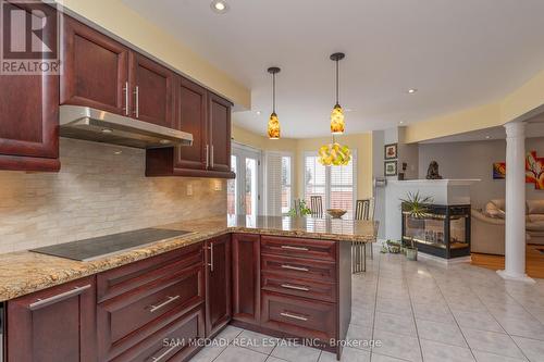 7350 Black Walnut Trail, Mississauga, ON - Indoor Photo Showing Kitchen With Upgraded Kitchen