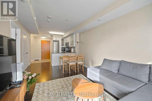 2607 - 242 Rideau Street, Ottawa, ON - Indoor Photo Showing Living Room