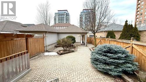 82 Ellesmere Street E, Richmond Hill, ON - Outdoor