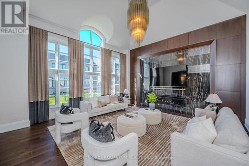 1207 Lakeshore Road W, Oakville, ON - Indoor Photo Showing Living Room