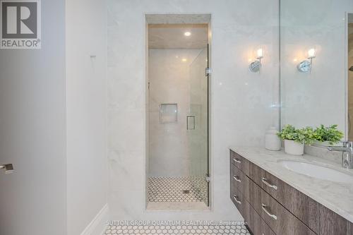 1207 Lakeshore Road W, Oakville, ON - Indoor Photo Showing Bathroom