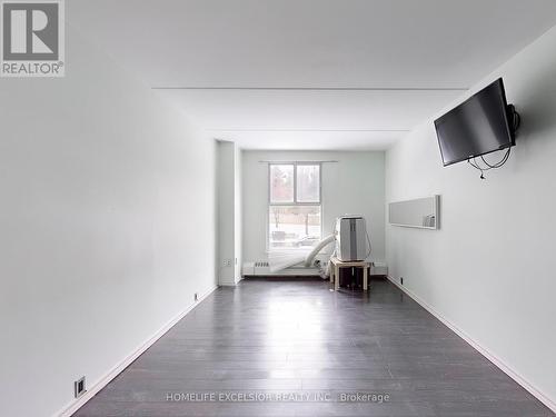 202 - 2 Glamorgan Avenue, Toronto, ON - Indoor Photo Showing Other Room