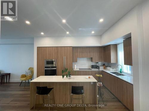 135 High Street W, Mississauga, ON - Indoor Photo Showing Kitchen With Double Sink