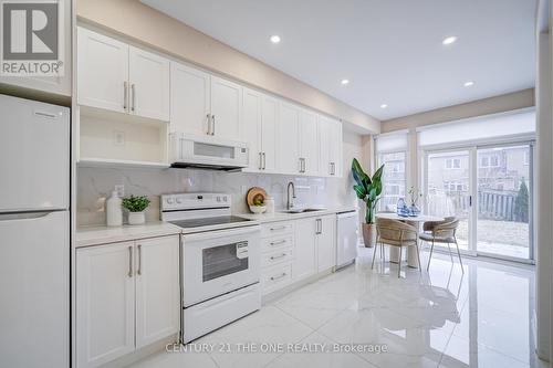 17 Venture Avenue, Richmond Hill, ON - Indoor Photo Showing Kitchen