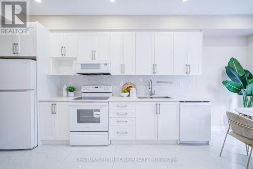 17 Venture Avenue, Richmond Hill, ON - Indoor Photo Showing Kitchen With Double Sink