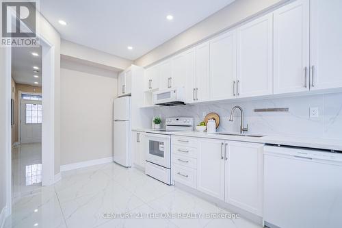 17 Venture Avenue, Richmond Hill, ON - Indoor Photo Showing Kitchen