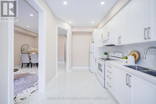 17 Venture Avenue, Richmond Hill, ON - Indoor Photo Showing Kitchen