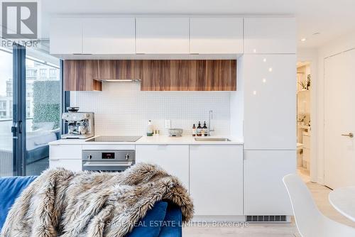 1106 - 185 Roehampton Avenue, Toronto, ON - Indoor Photo Showing Kitchen