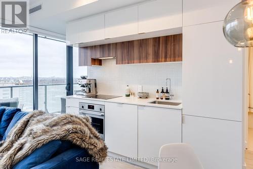 1106 - 185 Roehampton Avenue, Toronto, ON - Indoor Photo Showing Kitchen