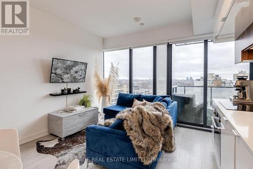 1106 - 185 Roehampton Avenue, Toronto, ON - Indoor Photo Showing Living Room