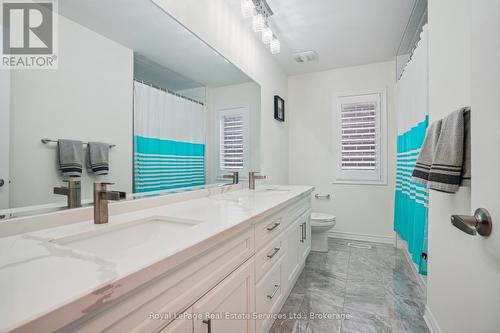 688 Kennedy Circle W, Milton (1026 - Cb Cobban), ON - Indoor Photo Showing Bathroom