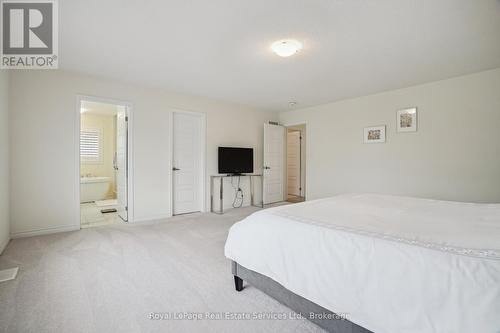 688 Kennedy Circle W, Milton (1026 - Cb Cobban), ON - Indoor Photo Showing Bedroom