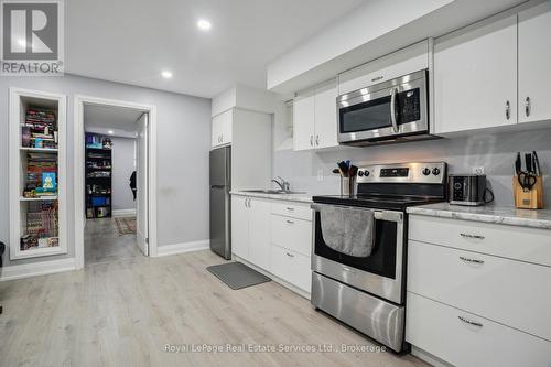 688 Kennedy Circle W, Milton (1026 - Cb Cobban), ON - Indoor Photo Showing Kitchen