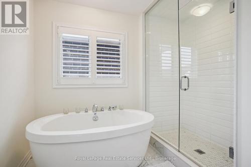 688 Kennedy Circle W, Milton (1026 - Cb Cobban), ON - Indoor Photo Showing Bathroom